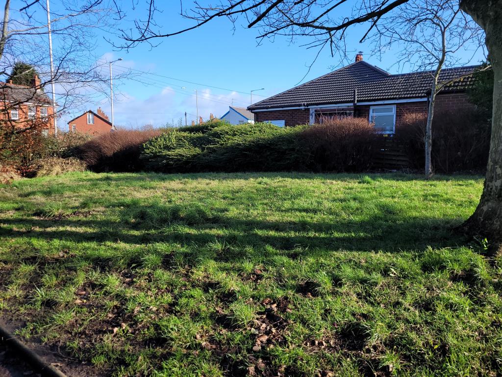 Lot: 43 - FREEHOLD PARCEL OF LAND - Area of grass with residential housing next door